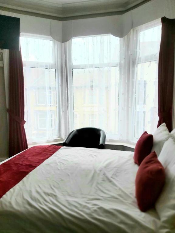 Rayners Hotel room 1