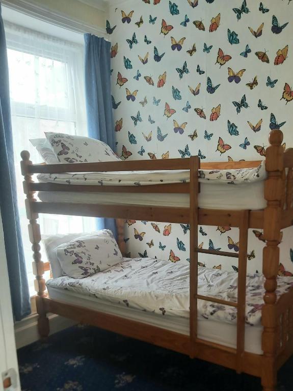 Rayners Hotel room 3