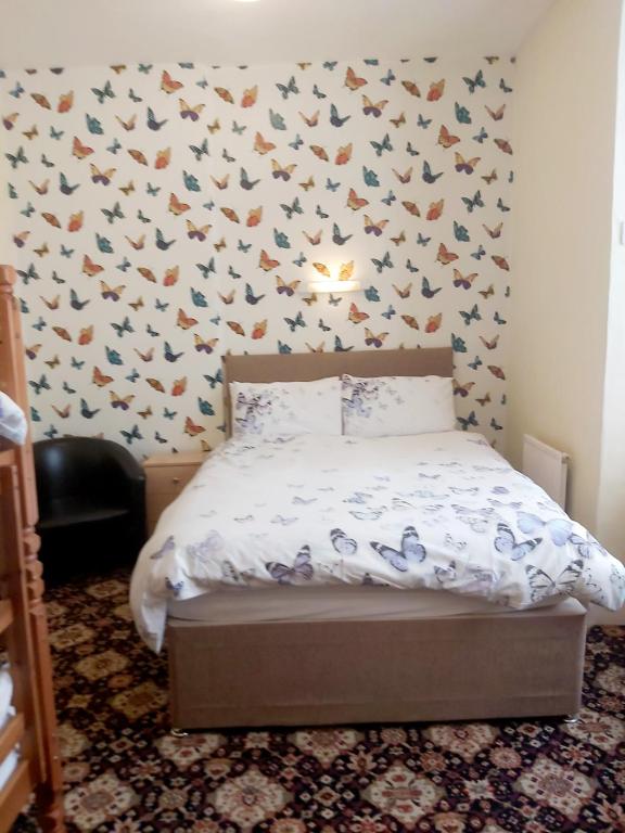 Rayners Hotel room 4