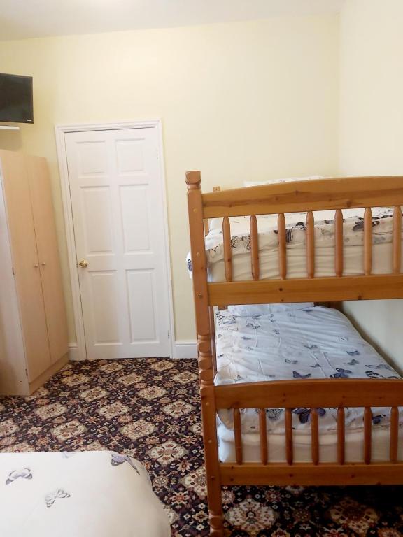 Rayners Hotel room 5