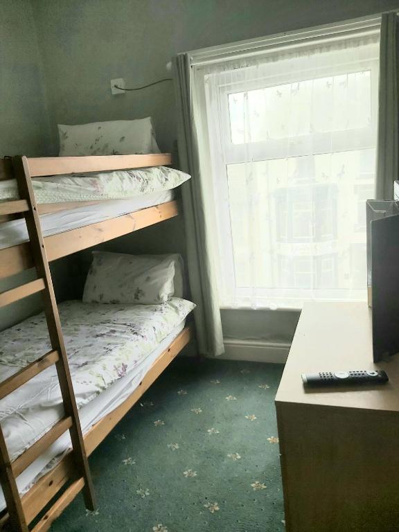 Rayners Hotel room 6